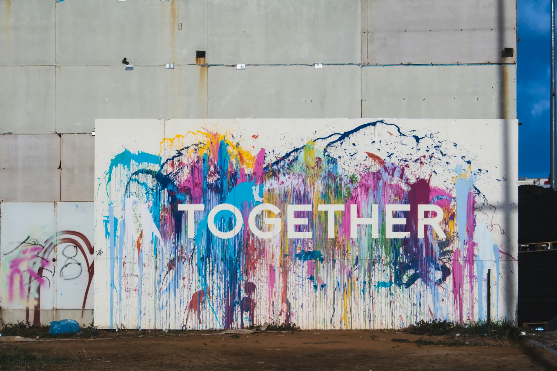 Bunt bemalte Wand mit dem Schriftzug „Together"